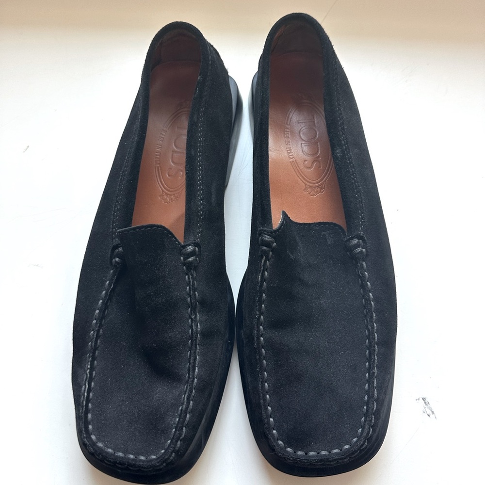Tod’s black suede loafer